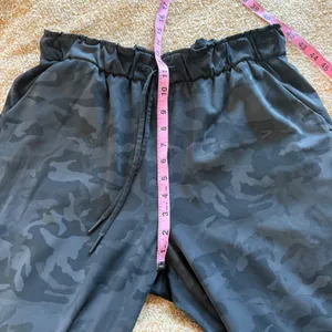Lululemon Keep Moving 7/8 Pant High Rise Camo Deep Coal 10 Jogger Actuvewear Gym thumbnail 7