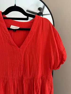 Universal Threads Red V-Neck Short Sleeve Women’s Top thumbnail 2