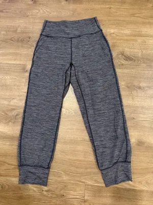 Lululemon Align Joggers Cropped thumbnail 1