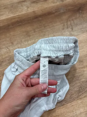 Lululemon Hotty Hot 2.5" White Shorts thumbnail 4