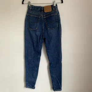 Vintage Levi's‎ High Waisted Jeans Rolled Hem Medium Blue Button Fly Tapered thumbnail 2