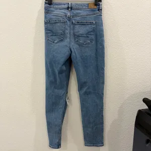 American Eagle Strigid High Waisted Ripped Mom Jean Size 4 Regular thumbnail 6