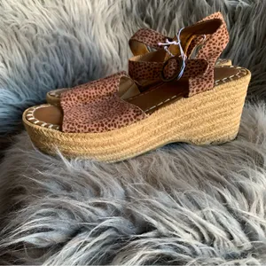 Universal Thread Leopard Print platform sandals thumbnail 3