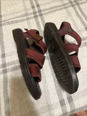 Dr. Martens Effra 9W 10Mens Black Insole with Burgundy Trim thumbnail 3
