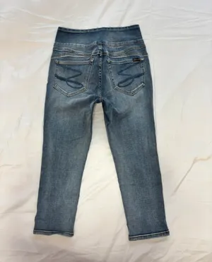Seven7 High Rise Pull-On Denim Capris Size 4 thumbnail 3