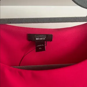Express New Women's Sleeveless Crewneck Tank in Bright Fuchsia thumbnail 2