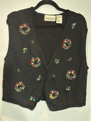 Women’s Christmas Sweater Vest Wreathes Bead Detail Vintage Holiday Xmas~Large thumbnail 1