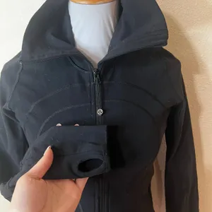 Lululemon In Stride Athletic Jacket thumbholes zipper zip black womens 4 thumbnail 3