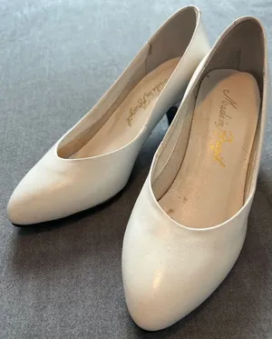 Vintage Made in Brazil Cream Leather Pointed Toe Kitten Heel Pumps Size 4 thumbnail 1