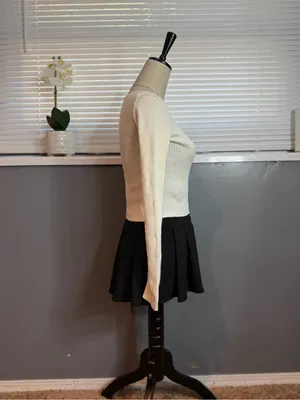 Brandy Melville John Galt Cream Ribbed V Neck Sweater Top Size M Long Sleeve thumbnail 5