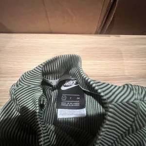 Nike Air - Vintage Y2K Ribbed Green Striped & Cropped Sleeveless Tank Top thumbnail 2