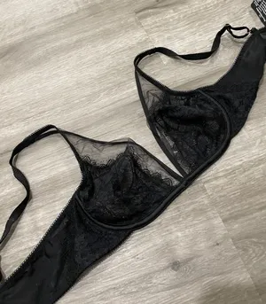 Black Lace Bra. Size 32 C thumbnail 4