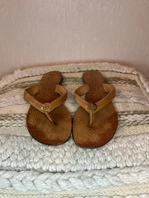 Tory Burch Brown Leather Logo Medallion Thong Sandals Size 11 thumbnail 2