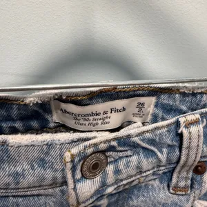 Abercrombie & Fitch The 90s Straight Ultra High Rise Jeans 26 2L Light Wash Blue thumbnail 2