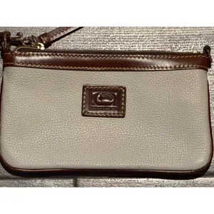 Dooney & Bourke Pebbled Leather Wristlet Cream Brown Duck Logo Wallet Clutch thumbnail 3