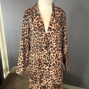 Women’s Lightweight Leopard Print 2 Piece Pant Suit Set Size M NEW thumbnail 2