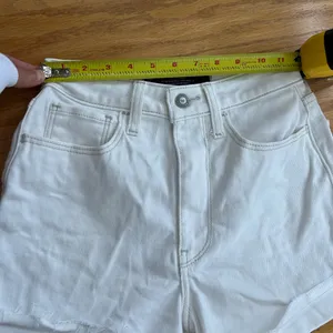 Hollister Women’s Ultra High Rise Mom Shorts White Cuffed W‎ 23 00 thumbnail 7