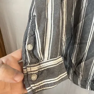 American Eagle Oversized Fit Grey And White Striped Button Shirt Women’s Medium thumbnail 7