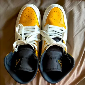 Nike Air Jordan 1 Mid 9.5 mens university gold lace up athletic shoes thumbnail 2