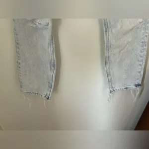 Abercrombie high rise distressed mom jeans 00S 100% cotton thumbnail 6