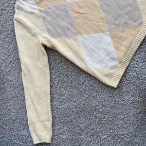 Women's Izod Argyle Cream Knit V-Neck Sweater Size Medium thumbnail 2