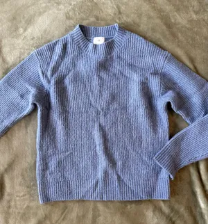 H&M Sweater thumbnail 1