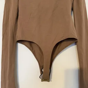 Princess Polly Women’s Size 2 Tan Brown Off The Shoulder Long Sleeve Bodysuit thumbnail 6