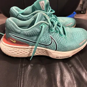 Nike Zoom Invincible Run 2 Women's Aqua and Pink Athletic Shoes thumbnail 6