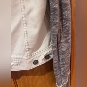 Free‎ People Knit Sleeve & Knit Hood Distressed White Denim Jean Jacket Size XS thumbnail 13