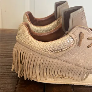 Esseutesse Shoe Size 39 Beige Leather Upper Metallic Foil Fringe Sneakers thumbnail 2