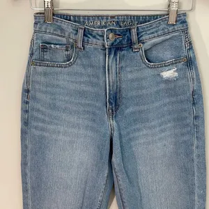 American Eagle Womens Mom Straight‎ Jeans Distressed Light Wash Blue Size 2 Reg thumbnail 2