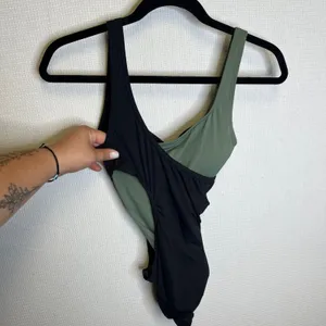 Vince Camuto Swim Womens Black Sage Green Colorblock Cut Out One Piece Size 4 thumbnail 3