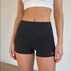 Alo Yoga Goddess Ribbed High-Waist Hot Shorts Black XS 2" Inseam thumbnail 3