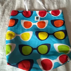 Estée Lauder Lisa Perry Sunglasses Beach Tote Bag. thumbnail 1