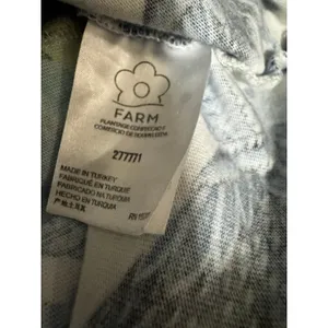 Farm Rio for Anthropologie Aves Graphic Tee Rainbow Macaw Floral Size Medium thumbnail 5