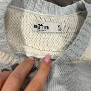 Hollister Soft Knit Striped Sweater XS – Cream & Light Blue Crewneck NWOT thumbnail 3