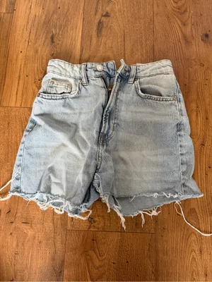 H&M denim shorts thumbnail 2
