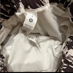 Lululemon Hotty Hot HR Short 4" Lined- Size 4 thumbnail 3