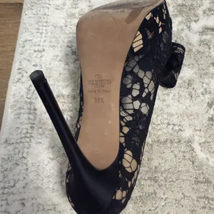 Valentino Garavani Black Floral Lace Heels (Size 38.5) thumbnail 3