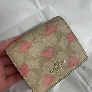 Coach Snap Wallet In Signature Canvas With Heart Print thumbnail 5