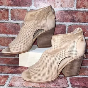 Pre-Owned Vince Camuto Bevina Beige Cutout Heeled Ankle Bootie Leather Sz 7.5M thumbnail 4