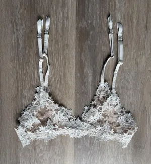 Victoria’s Secret garter belt thumbnail 1