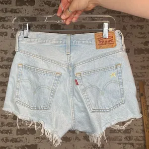 Levi’s | women denim shorts with embroidered flowers thumbnail 7