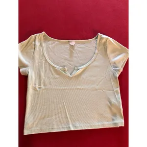 Colsie light green scoop v-neck short sleeve crop top Size Medium thumbnail 2
