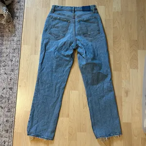 Abercrombie & Fitch The 90s Straight Ultra High Rise Distressed Medium Wash thumbnail 3