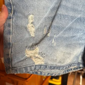 Free People We The Free Distressed Denim Shorts Size 28 Raw Hem Mid Rise Boho thumbnail 4
