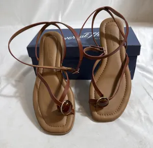 Universal Threads Elizabeth Sandals Womens 6 Thong Cognac Flat In Box thumbnail 1