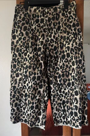 No Boundaries Leopard Cargo Pants L Short Wide Leg Crop Cotton Stretch Y2K large thumbnail 1