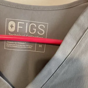 Figs Technical Collection Women’s Size Medium One Pocket Scrub Top Gray Color thumbnail 3