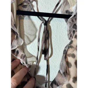 Olia NWT Womens Size L Plunge Neck Tie Back Ruffle Lined Long Sleeve Leopard Top thumbnail 4
